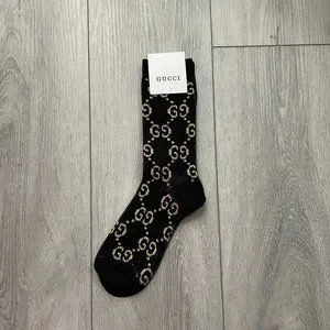 GUCCI GGロゴソックス 黒と白 グッチ メンズ ソックス おすすめ | GUCCI® JP
